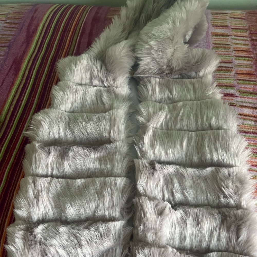 Konhanfan faux fur vest size S in color grey